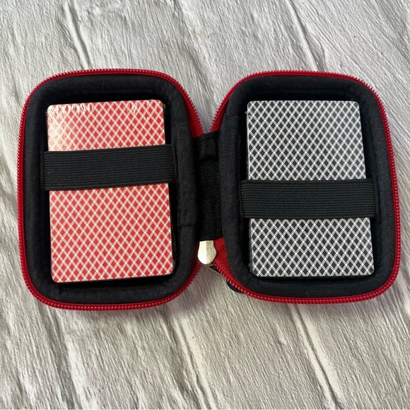 New Roots Canada Travel Zippered Compact Playing Card Set - Picture 3 of 8